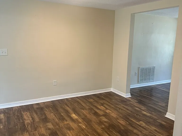 Dining area (next to kitchen)