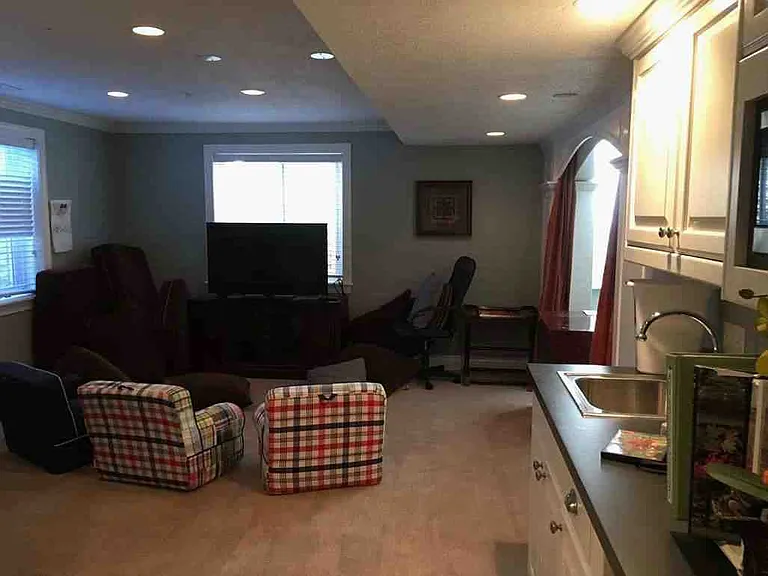 947 Canterbury Dr — Photo 12