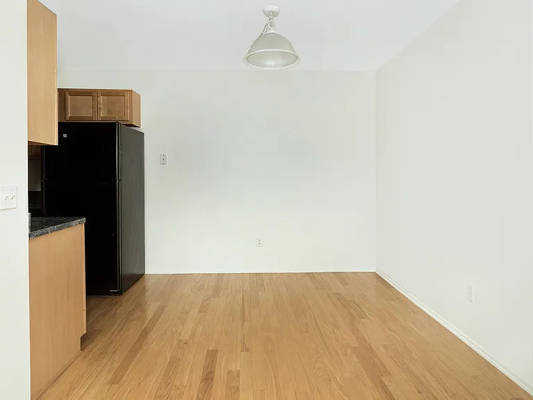 2425 Torquay Ave #204 — Photo 8