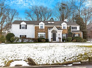 35 Old Field Ln, Great Neck, NY 11020