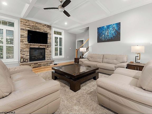 5th image of 62 Hidden Brook Cir