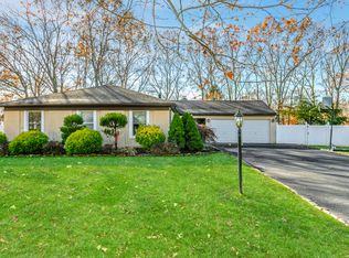 14 Grand Canyon Ln, Coram, NY 11727