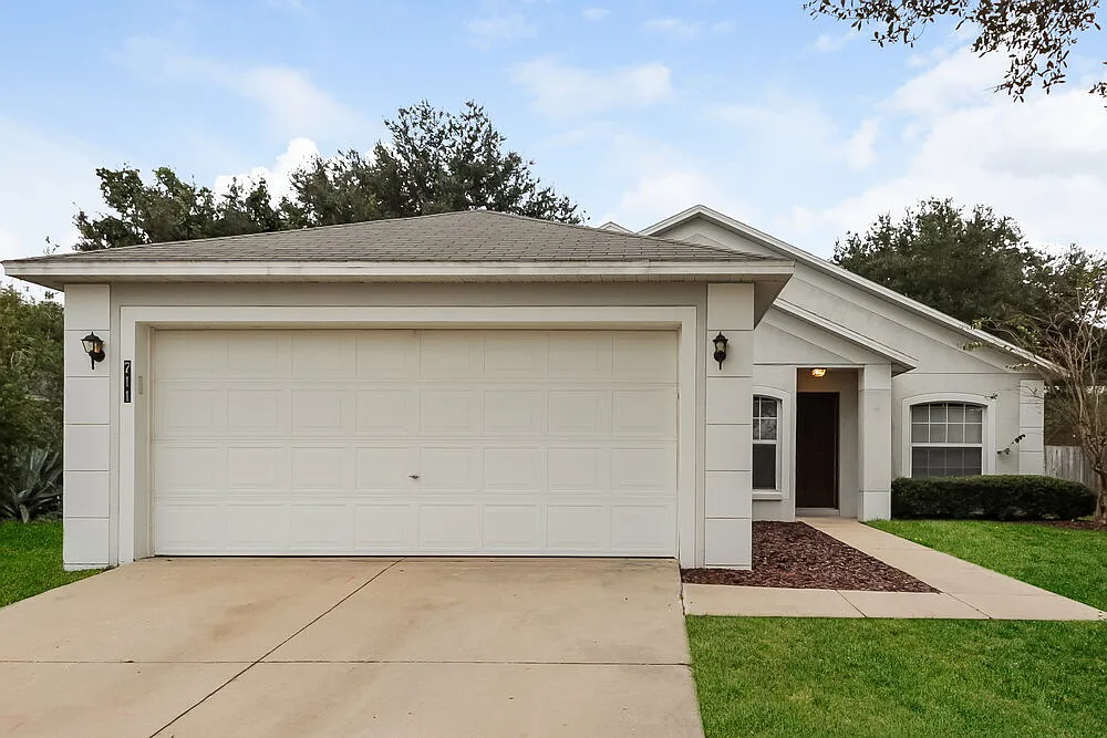 3 bed, 2.0 bath, 1284 sqft, $2,305 — Photo 1