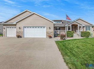 909 N Danielle Dr, Sioux Falls, SD 57103