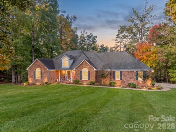 184 Foxglove Dr, Statesville, NC 28625