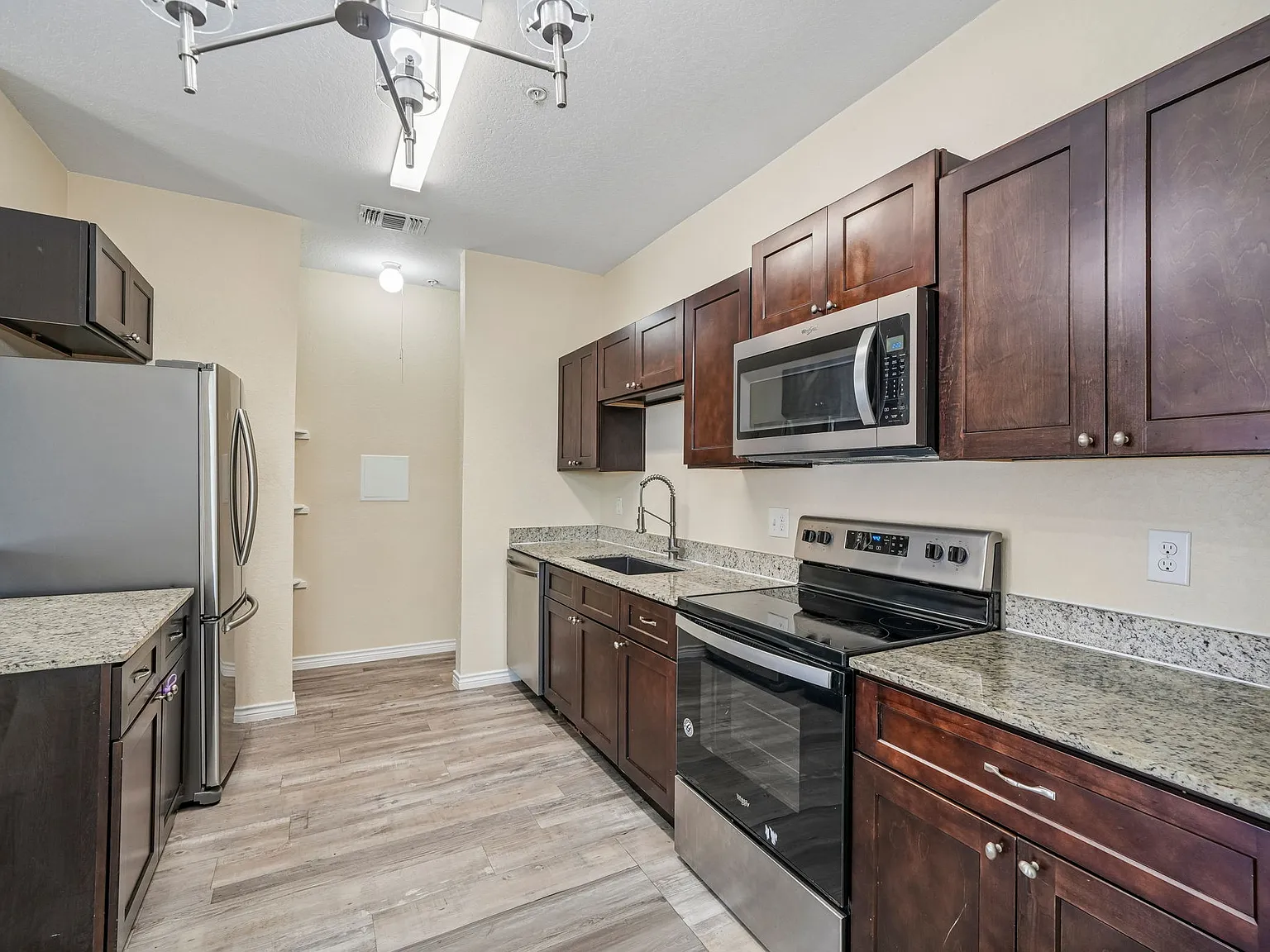 La Marquesa Apartments — Photo 2