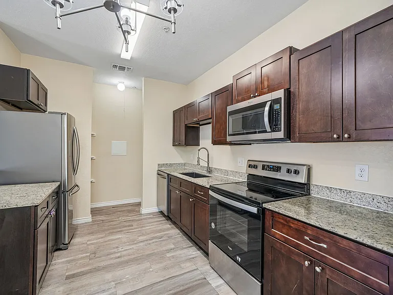 La Marquesa Apartments — Photo 2