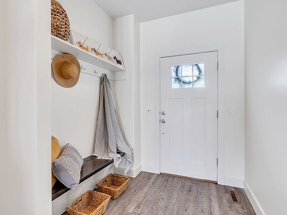 5th image of 583 E Parker Pl