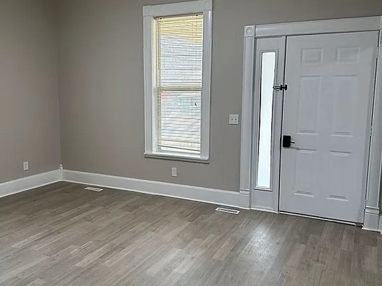 320 S Florence Ave — Photo 2