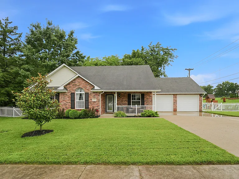 209 Norwich Dr — Photo 1