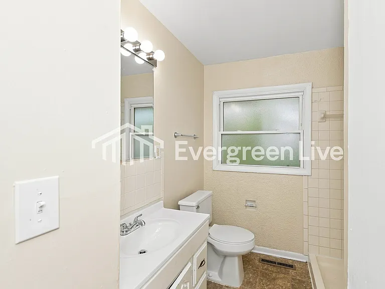 5543 E 42nd St — Photo 12