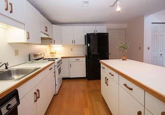 4th image of 600 Summer St APT 3