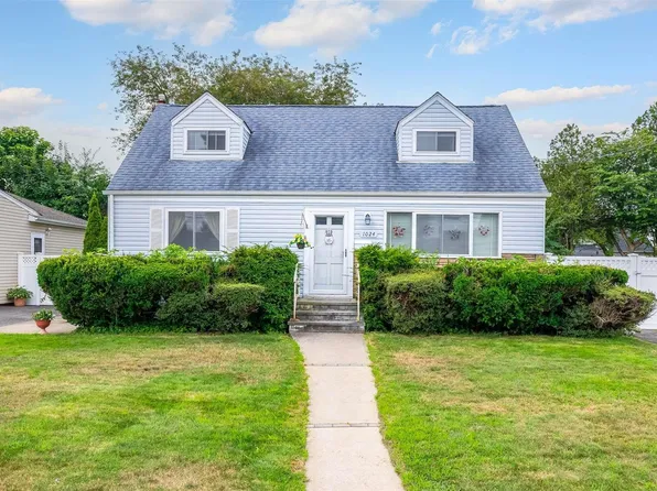 1024 N Greene Avenue, Lindenhurst, NY 11757