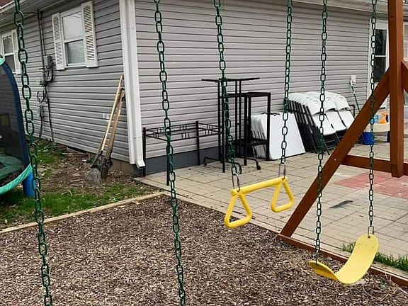 4th image of 343 Woodrow Ave
