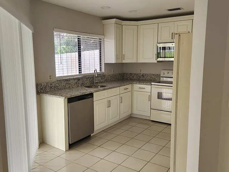 9712 Saratoga Park Ct — Photo 4