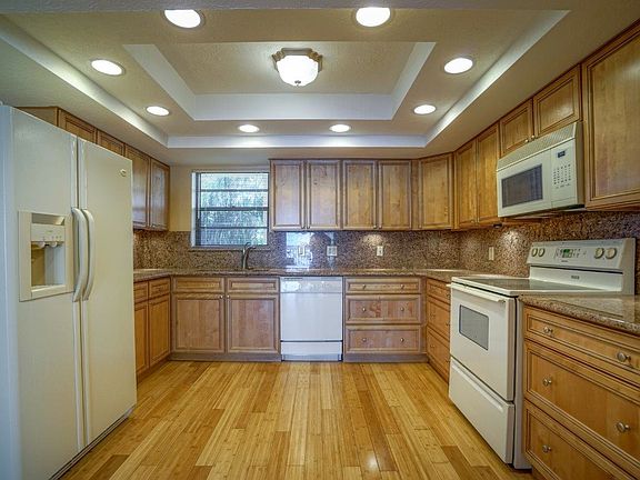 5th image of 415 NW North River Dr APT 301