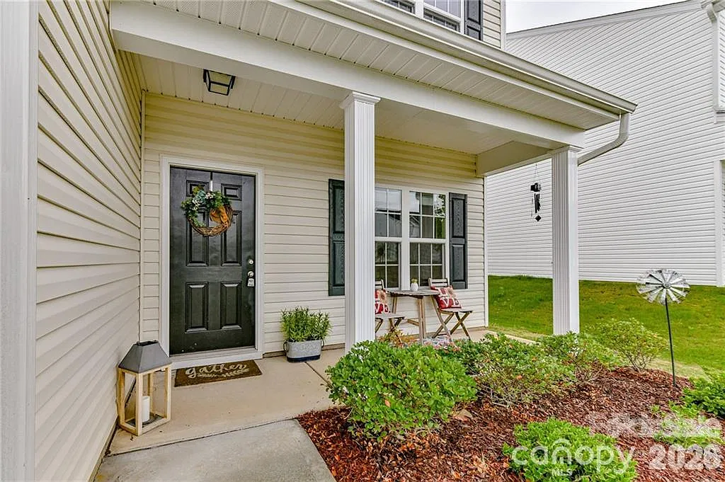 4 bed, 2.5 bath, 2382 sqft, $1,950 — Photo 3