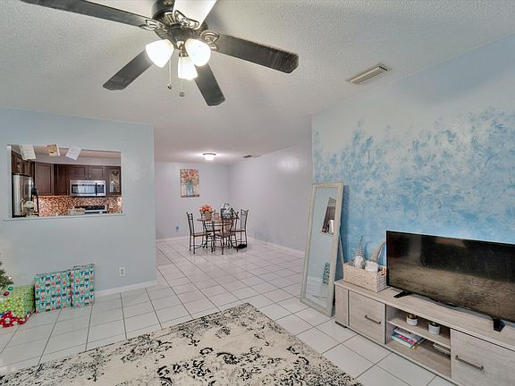 3rd image of 4314 Woodstock Dr APT A