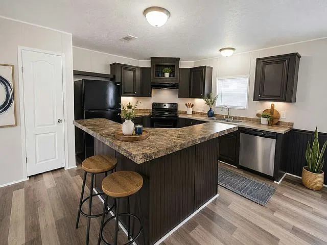 3 bed, 1040 sqft, $2,100 — Photo 3