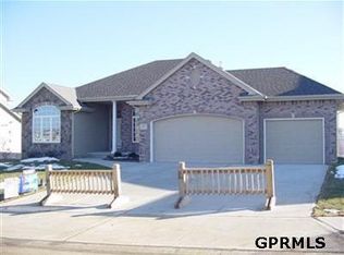 2221 Broadwater Dr, La Vista, NE 68128