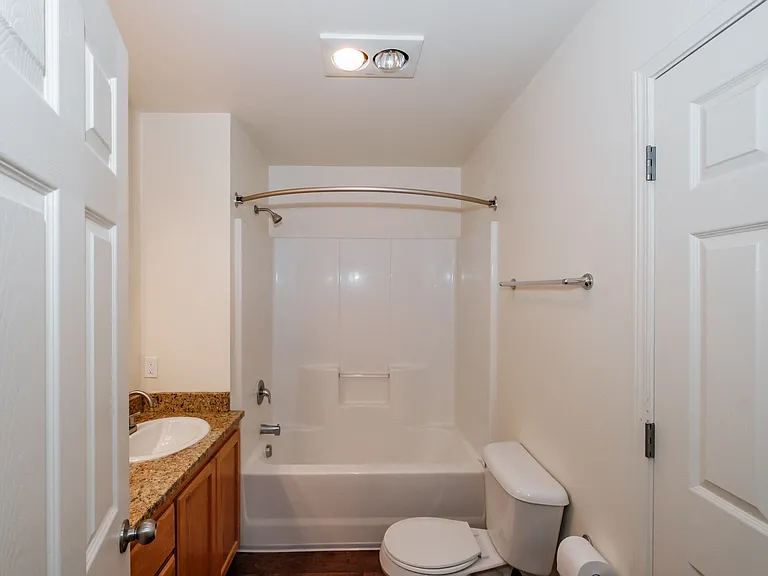 Brentwood Estates | Upstairs Bath
