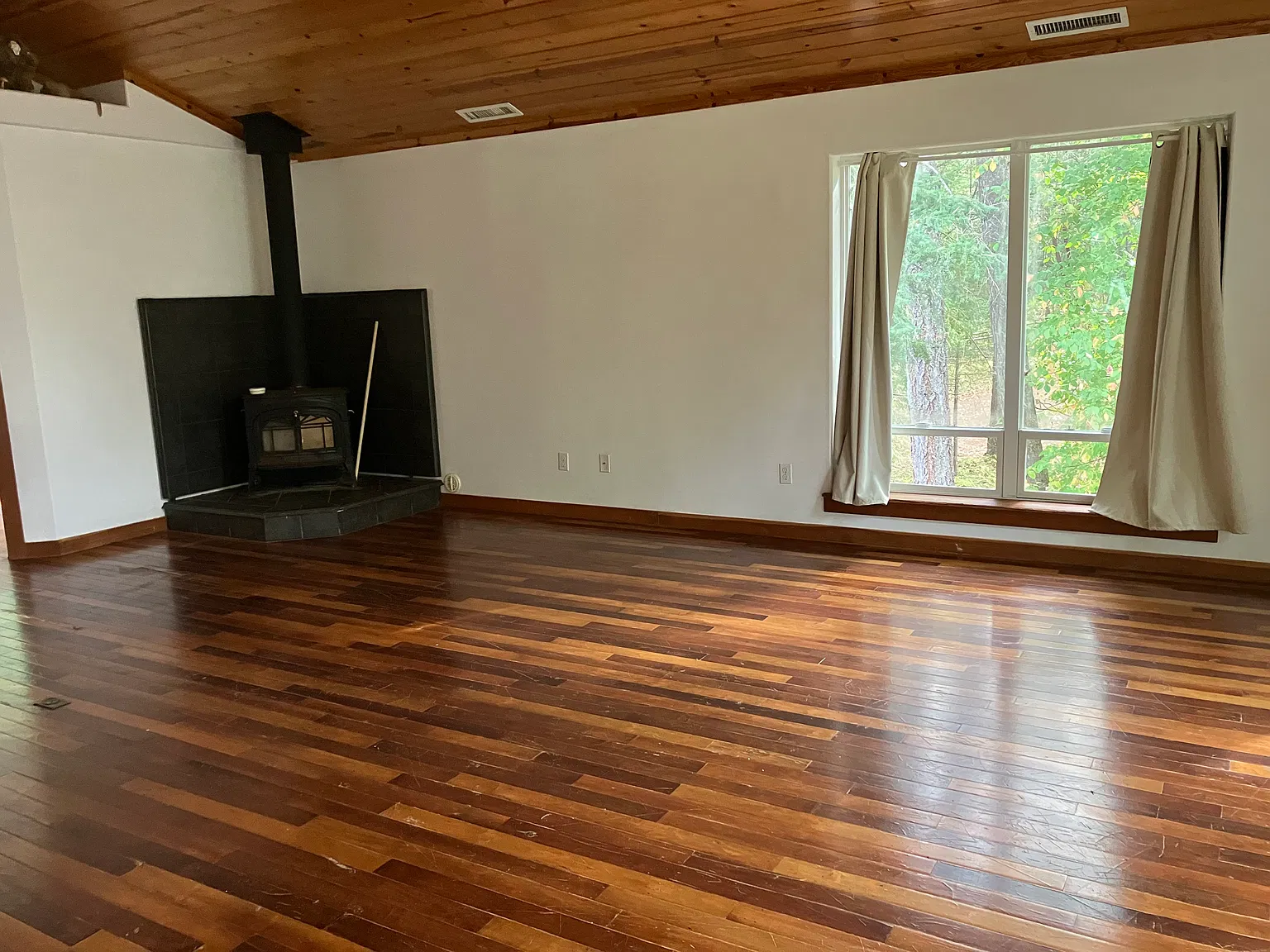 2 bed, 1.5 bath, 2800 sqft, $1,700 — Photo 3