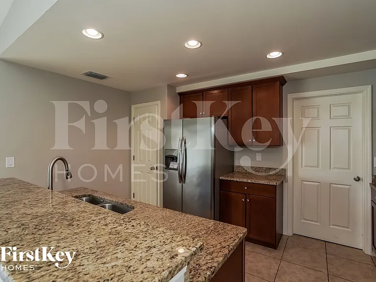 1719 NW 25th Ln — Photo 4