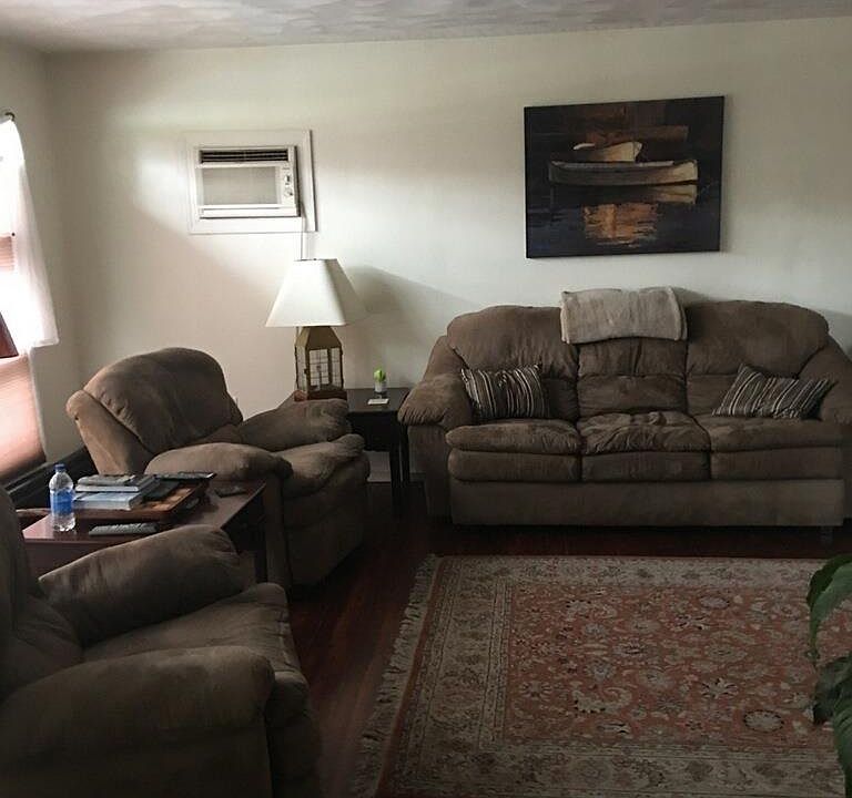 2nd image of 901 N Wilbur Ave