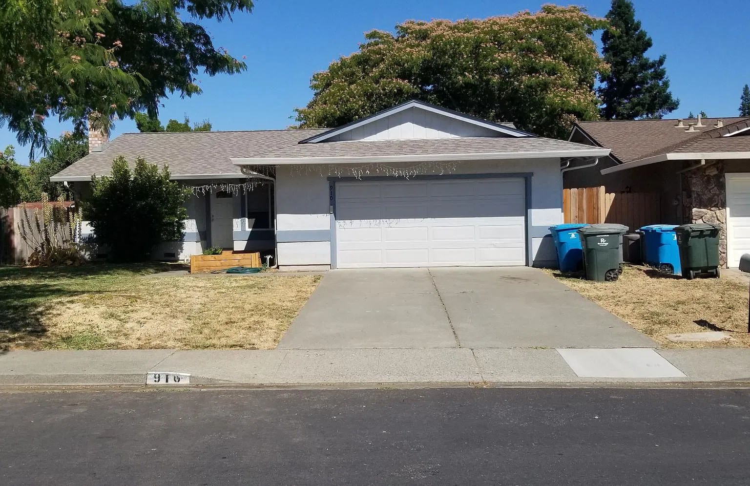 910 La Cruz Ln — Photo 1