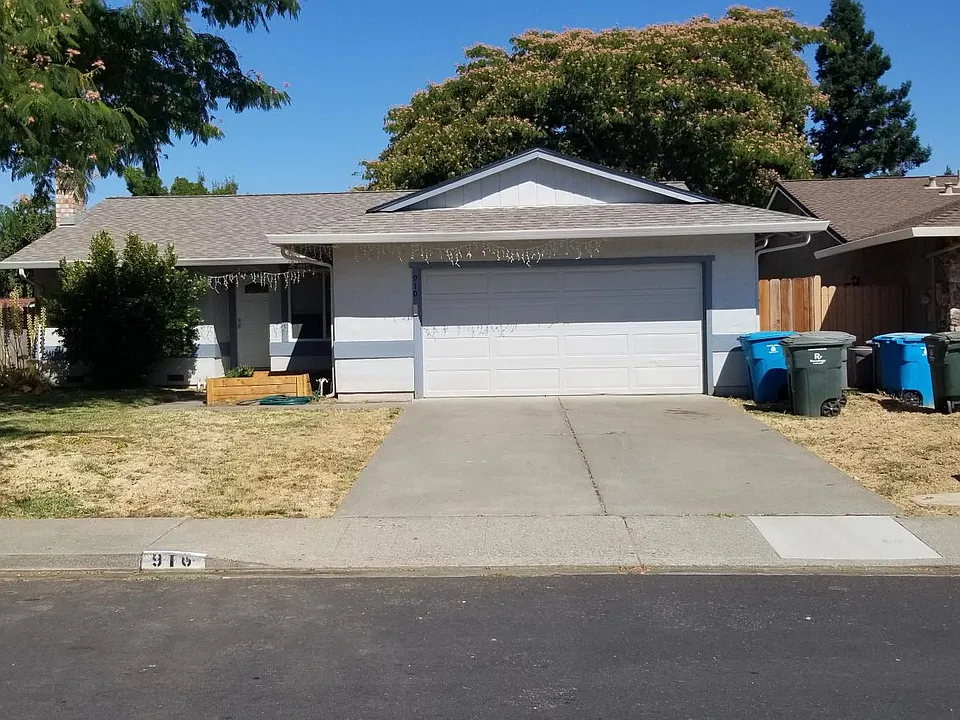 910 La Cruz Ln
