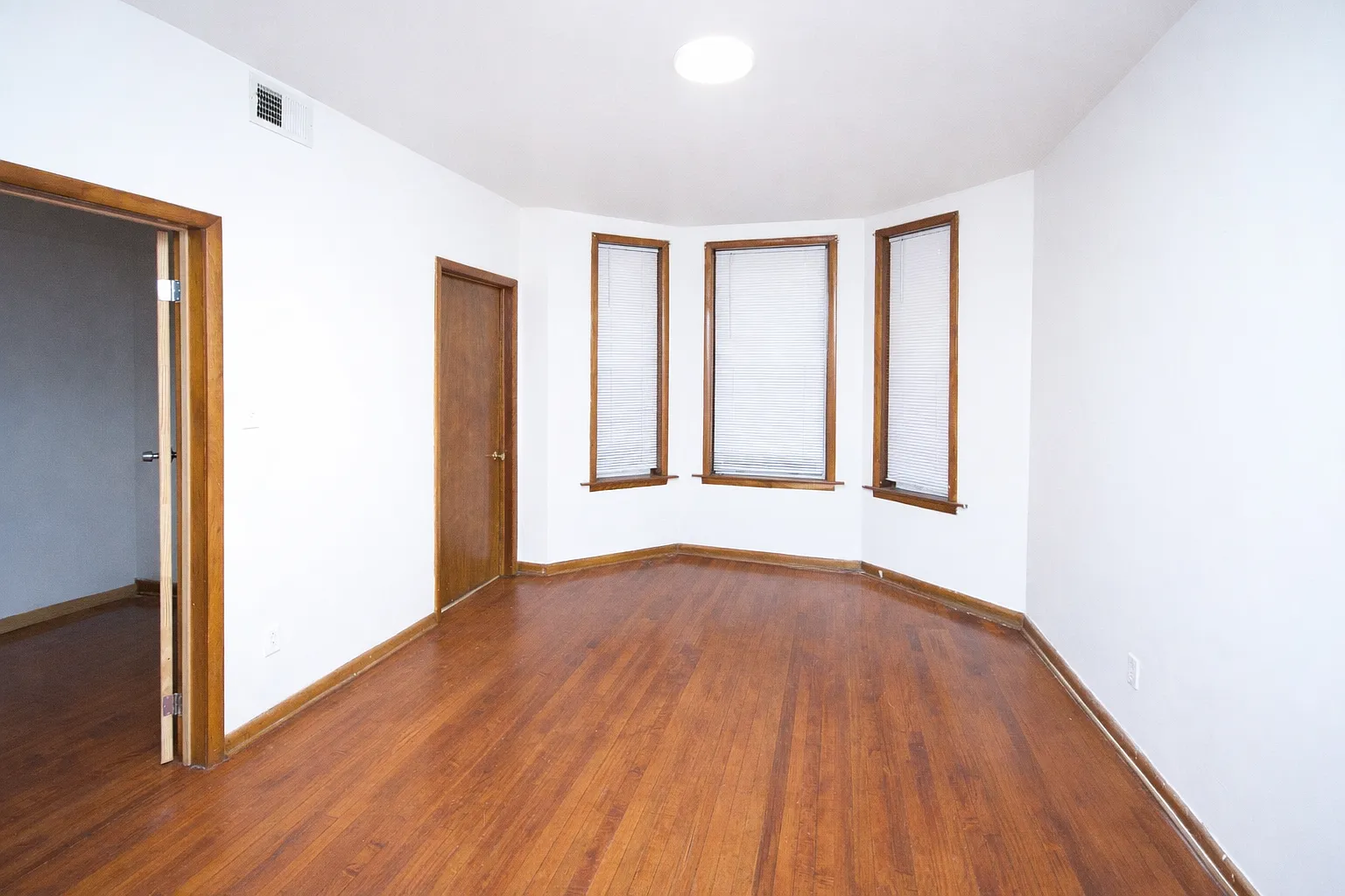 3 bed, 1300 sqft, $2,000 — Photo 2
