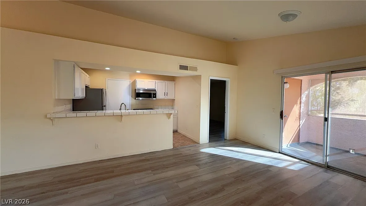 2 bed, 2.0 bath, 1023 sqft, $1,400 — Photo 2