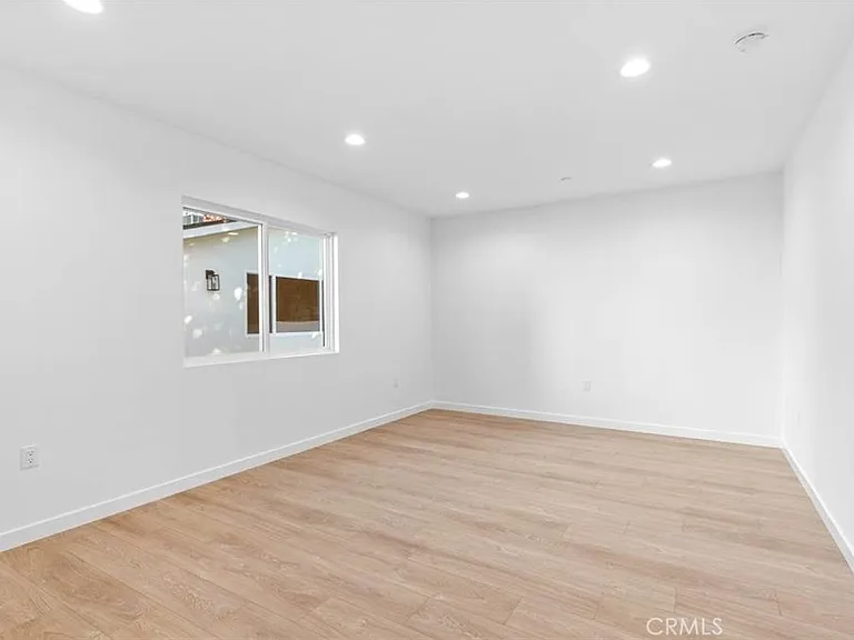6842 Cedros Ave — Photo 22