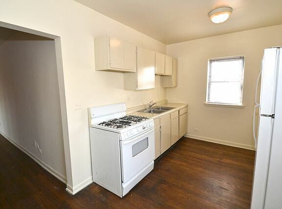 3rd image of 5742 N Winthrop Ave #D703