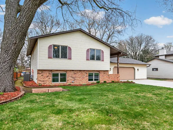 8381 Knollwood Dr, Mounds View, MN 55112