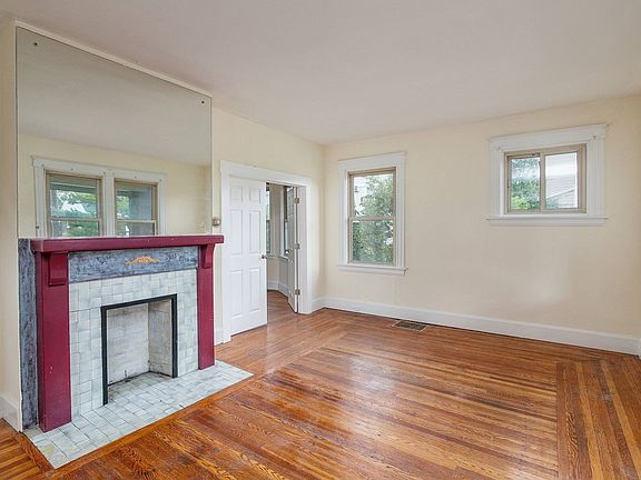 4th image of 2322 Fairview Ave