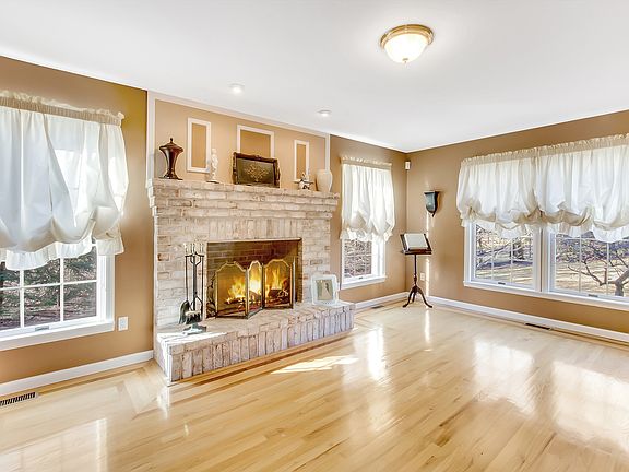 4th image of 8 Josephine Blvd