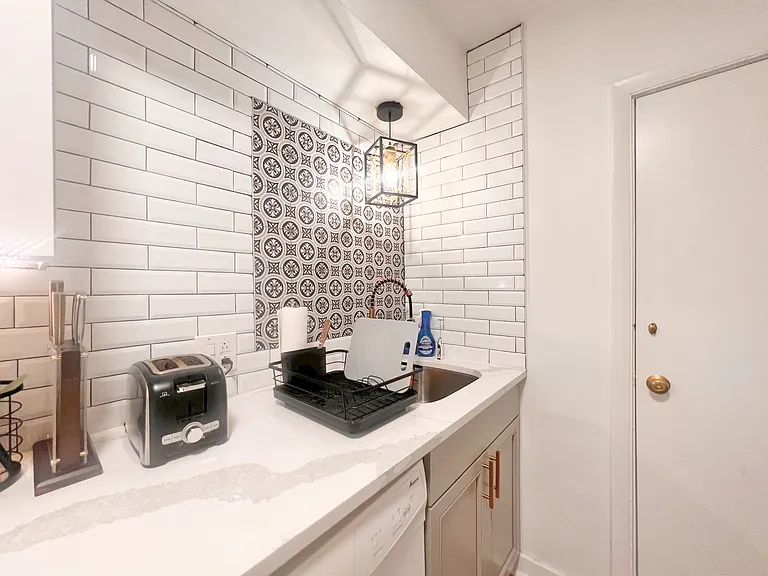 5737 Hobart St #5 — Photo 25