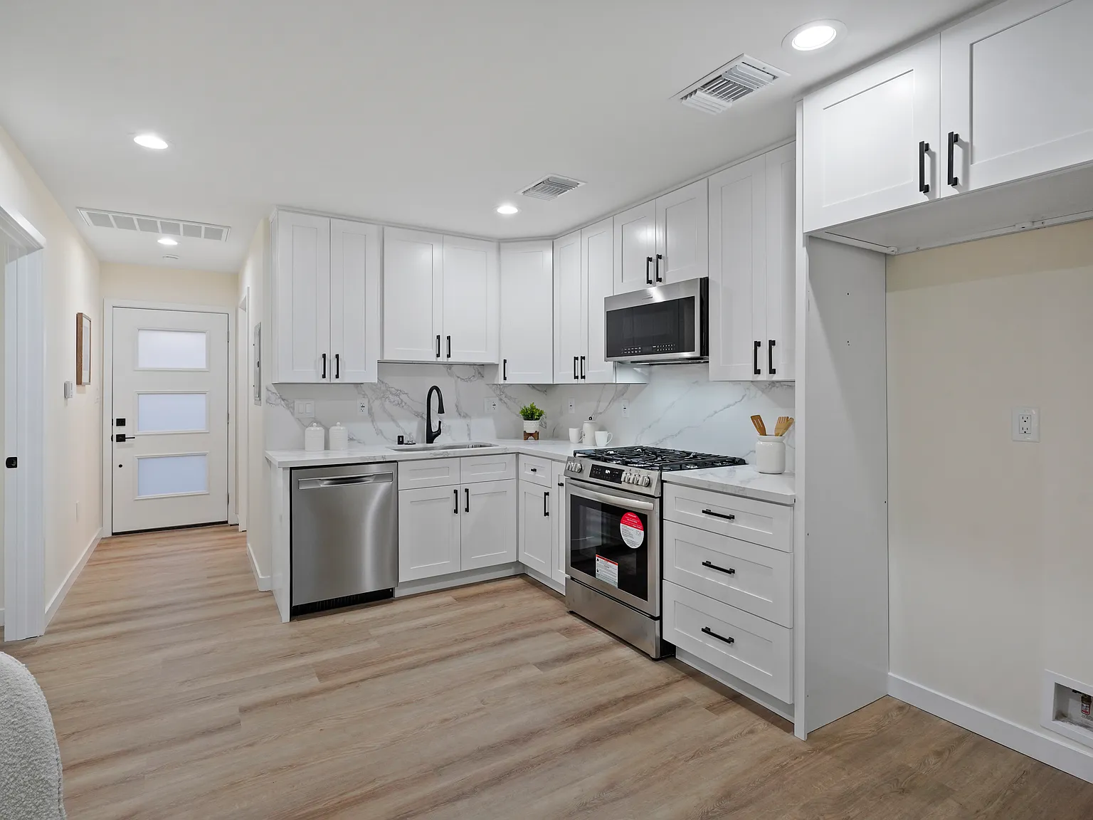 2352 E Delia Ln — Photo 2