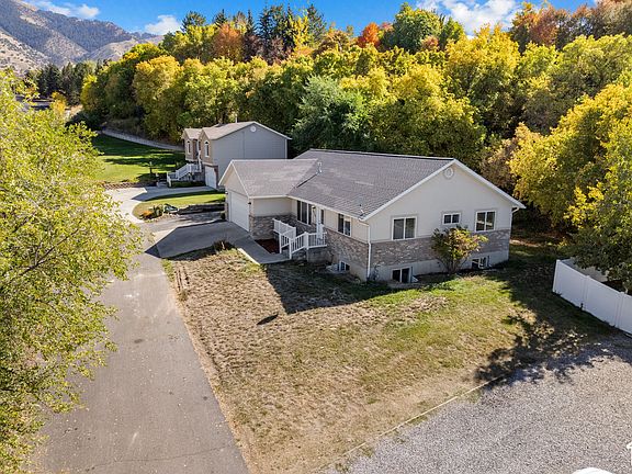 2nd image of 838 Mountain Rd