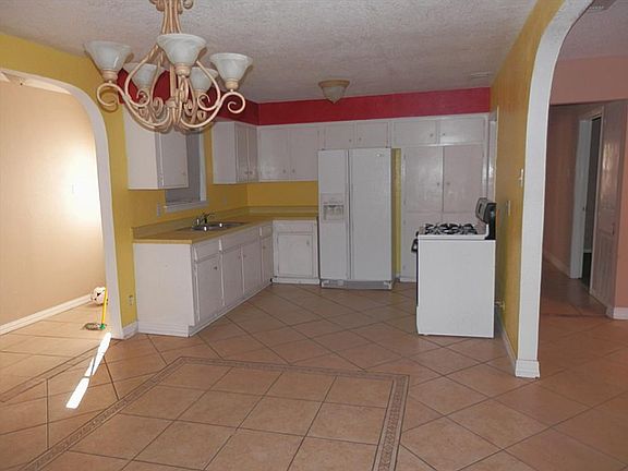  Plenty of cabinets in the kitchen!
