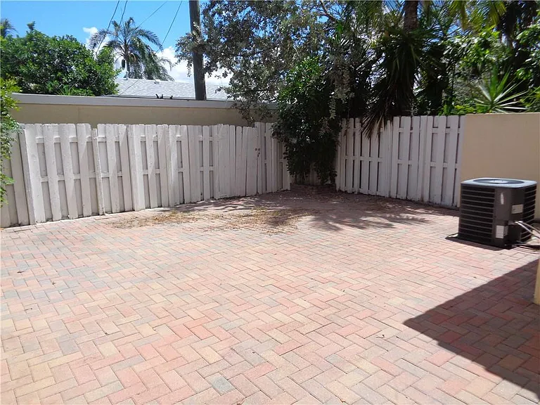 11379 NW 34th Pl — Photo 8