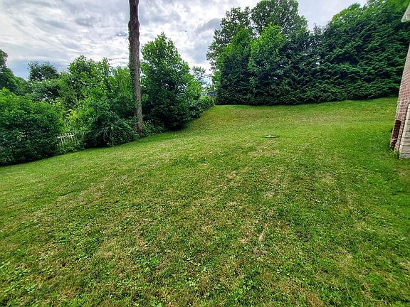 3rd image of 8 Saratoga Ct