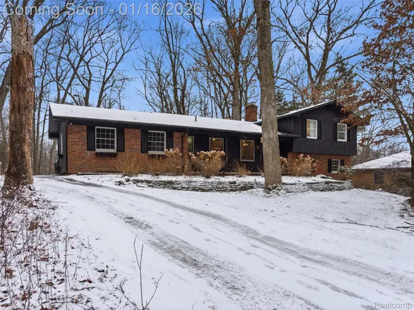 3227 Cairncross Dr, Oakland, MI 48363