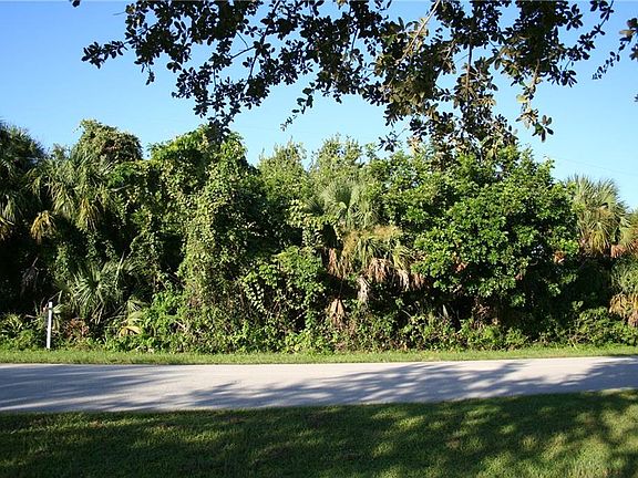 3rd image of 479 SE Whitmore Dr