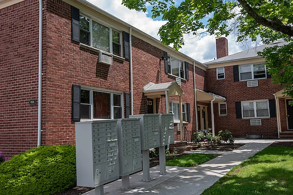 Lincoln Gardens Apartments — Photo 14