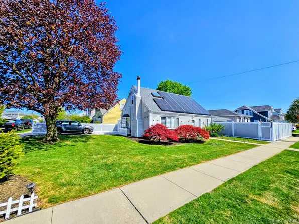 27 Spruce Street, Hicksville, NY 11801