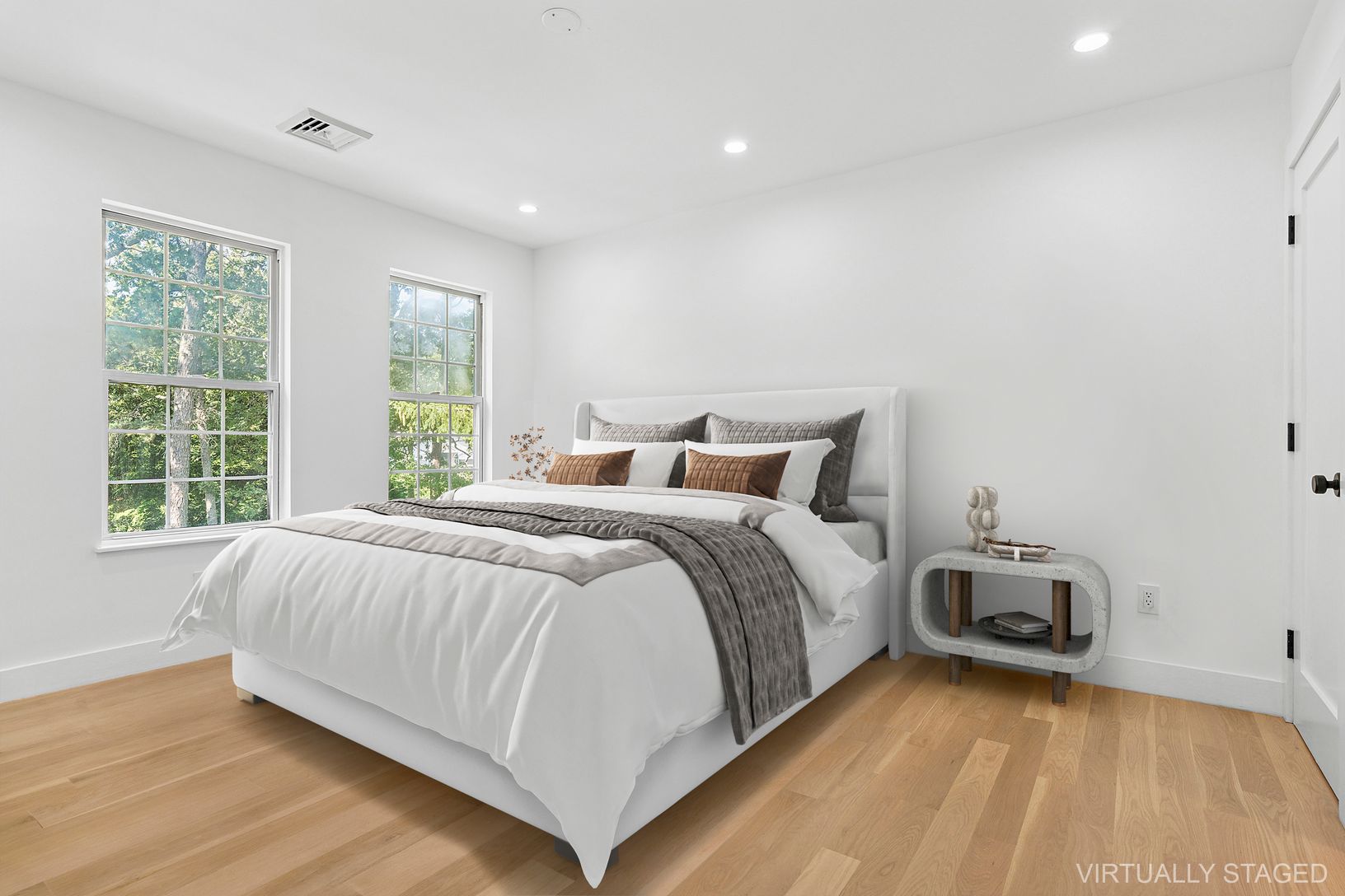  PRIMARY BEDROOM WITH KING BED, 2 CLOSETS