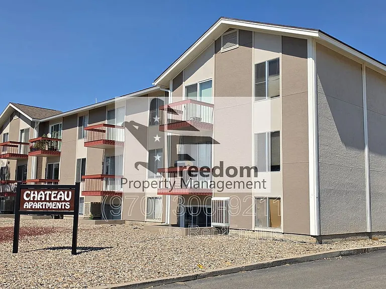 Chateau Apartments — Photo 2