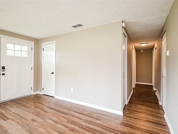 5th image of 9945 Crestwood Dr